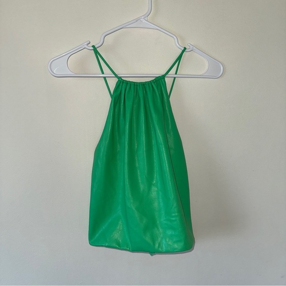 Alice + Olivia Zumi Vegan Leather Halter Cropped Garden
Green Top Large - Picture 4 of 9
